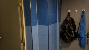 Еле попал в немецкий душ. Оказывается с меня хотели залог в 10 €😰