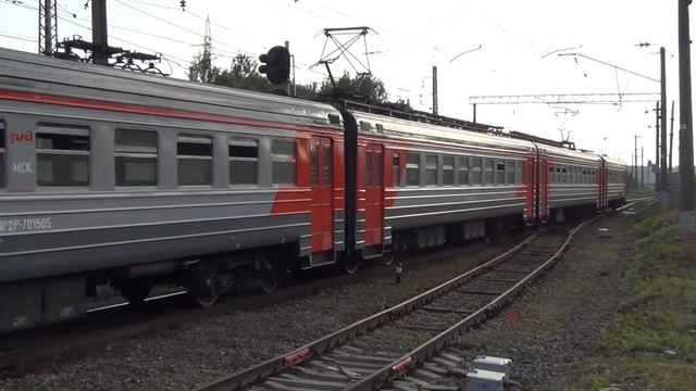 Электропоезд ЭР2Р-7015 выходит на перегон Бужаниново-Сергиев Посад. смотреть онлайн