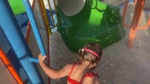 Кира в аквапарке! Катается с горок, играет в водном городке, ныряет в бассейн и веселится!
