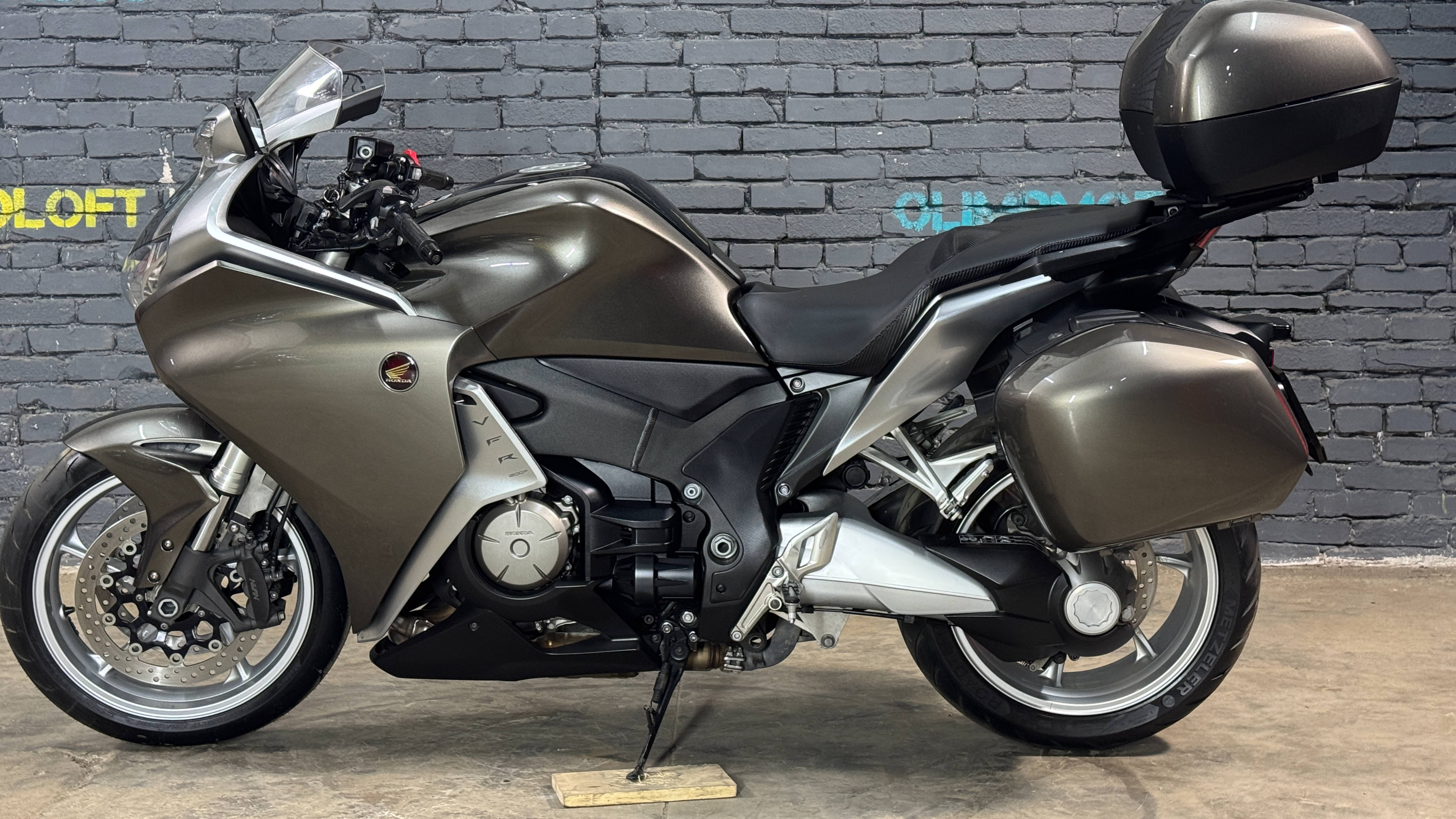 Honda VF1200FD 2012 Grey смотреть онлайн