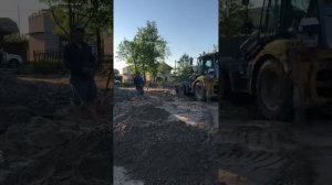 Перемещение песка по строительной площадке на слабых грунтах.