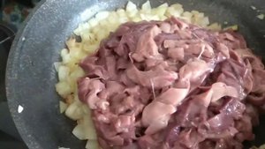 Куриная печень в сметанно соевом соусе с луком
