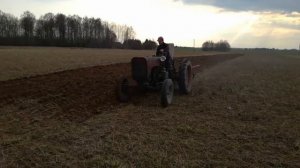 ХТЗ ДТ-20 трактор вспашка  Kyllingstad. HTZ DT-20 aršana ar Kyllingstad  arkli