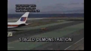 Струя от движков самолета сдувает автомобиль.