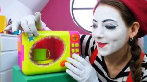 Видео игры Как Мама - Чем накормить куклу БЕБИ БОН - Смешные видео для девочек с  Baby Born