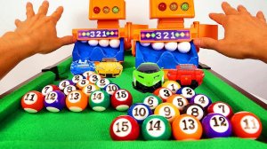 Видео для детей. Запускаем разноцветные спортивные машинки через трамплин в лаберин. Детям