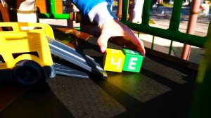 Игрушки на детской площадке | Машинка Автовоз и кубики | Давай почитаем с Лаки на Капуки Кануки