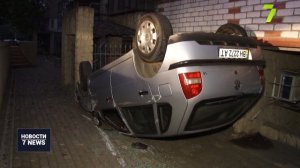 Перевернулся автомобиль с ребенком внутри