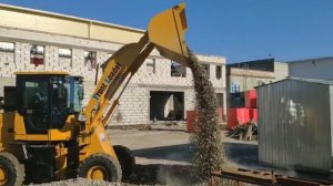 Фронтальный погрузчик ZL20 в работе