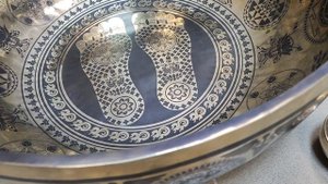 Кованая поющая чаша гигантская (60,5 см, диапозон: Ми 41 Гц - Си 123 Гц) / shamanic.moscow