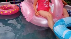 вечеринка у бассейна с кошкой Бусей.