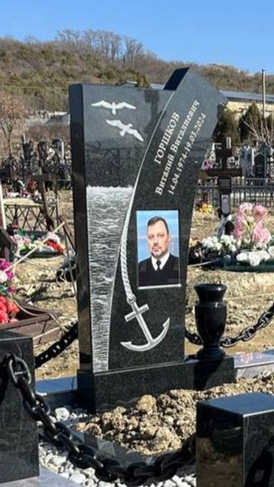 Памятник моряку из гранита. Мир Памяти.