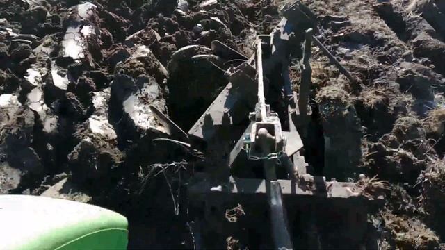 Пашем 1.5 га целины трактором Т 40/Pash 1.5 hectares of virgin trees by tractor T 40 смотреть онлайн