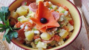 Тёплый картофельный салат с сосиской и яйцом