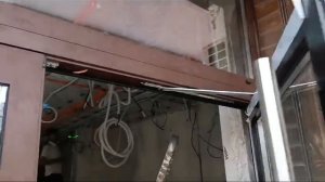 Работа скрытого доводчика на двери