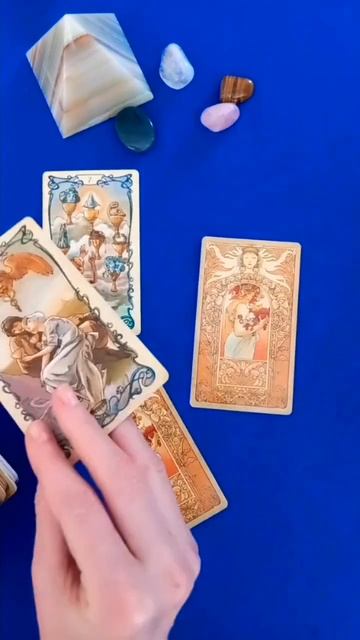 ЛЖЁТ ИЛИ ГОВОРИТ ПРАВДУ?🤔⚡ #тарорасклад 🃏♣♦ #гаданиеонлайн #shorts