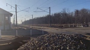 Железнодорожный переезд и поезд с контейнерами.