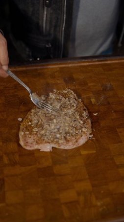 Мясной рулет с грибами