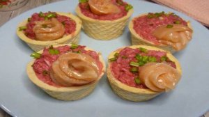 Тарталетки со свеклой и рыбой