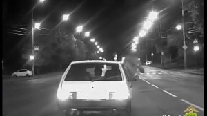 Нарушитель на "девятке" показывает ментам средний палец