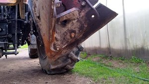 Как снять лемех на плуге в поле если болты прокручиваются.