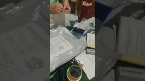 УИК 51-22. Комиссия заклеивает сейф-пакеты таким образом, что их можно вскрыть