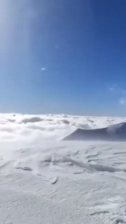 La vetta del Vettore innevata spazzata dal vento