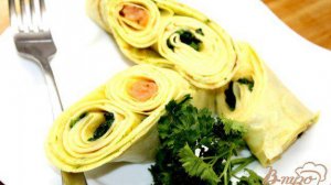 Рулет из блинов с лососем и шпинатом
