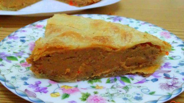 Пирог из универсального теста с фасолево-мясной начинкой