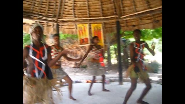 2009 год в Кении: Посещение мини-экспо жизни африканских племен с подругами из Москвы и детьми смотреть онлайн