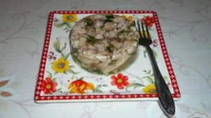 Заливное из курицы с зеленым луком