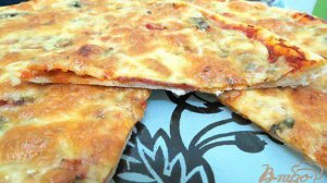 Тонкая пицца с салями и грибами.