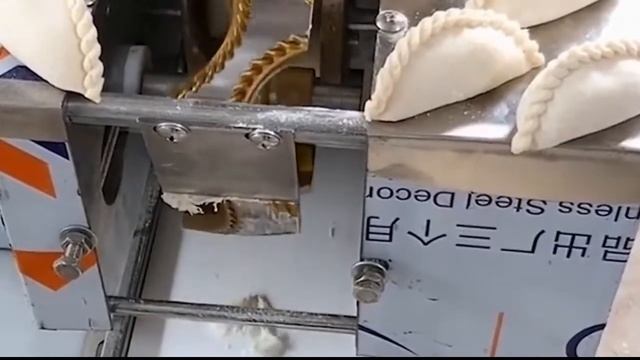 Современный процесс производства продуктов питания, современные станки на совершенно новом уровне.