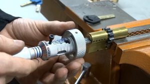 вскрытие замка мультилок Вскрытие замков Mul-t-lock. продажа инструмента https://medvejatnik.kiev.u