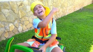 Дима на новом Тракторе убирает мусор