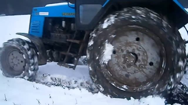 Трактор МТЗ 920 Беларус пашет поле зимой по снегу. Plowing A Field  #vseklevo #синийтрактор