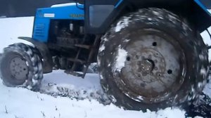 Трактор МТЗ 920 Беларус пашет поле зимой по снегу. plowing a field  #vseklevo #синийтрактор
