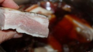 Сало вареное в луковой шелухе с чесночным вкусом