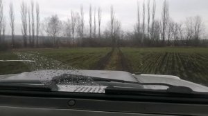 Исузу трупер по полям весной