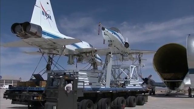 Super Guppy Eats Some T-38s смотреть онлайн