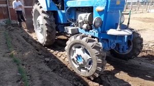 Трактор Т-40 работа с отвалом.Подравняем огород