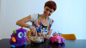 Маша Капуки и Машинки монстры готовят печенье для детей.