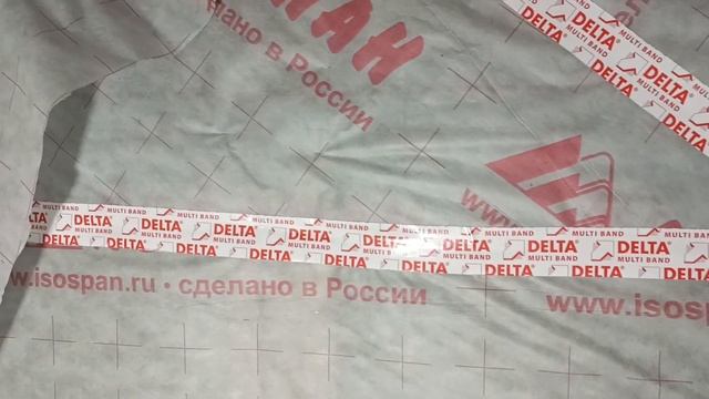 Проклейка швов стыков пароизоляции на кровле бани.