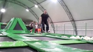 Супер акробатические трюки на батуте, не повторять!!!