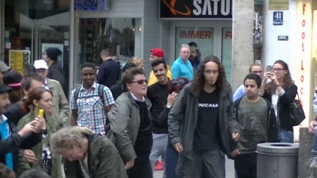 Импровизированный концерт в Мюнхене смотреть онлайн