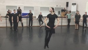 Классический танец-прыжки и вращения на середине зала