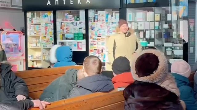 Военные песни и народные танцы на автовокзале Якутска