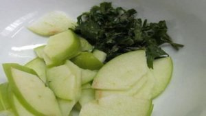 Салат из курицы орехов и яблока