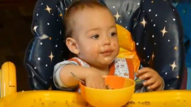 Богдан ест гречку