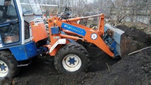 Фронтальный погрузчик , экскаватор Kubota R410 двигает